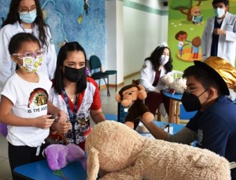 Niña junto a sus peluches en el evento Teddy Bear