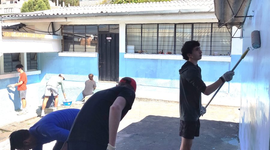 Jóvenes voluntarios pintando las paredes del Centro de Desarrollo Infantil Mena Dos