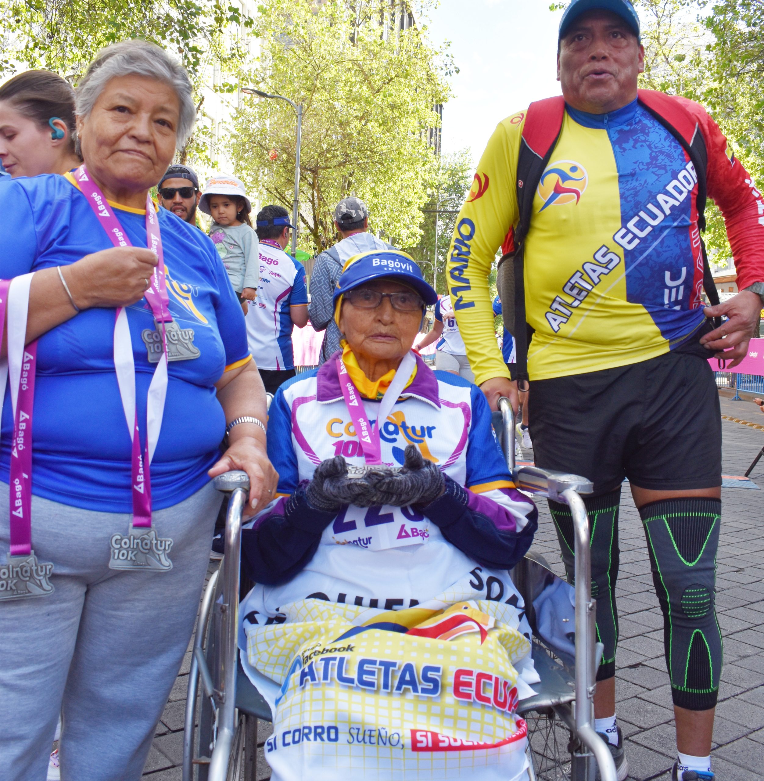 Corredor que realizó la carrera con su madre en silla de ruedas