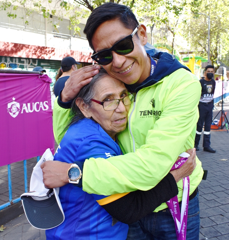 Franklin Tenorio y Rosita, beneficiaria del Centro del Adulto Mayor de Fundación Tierra Nueva