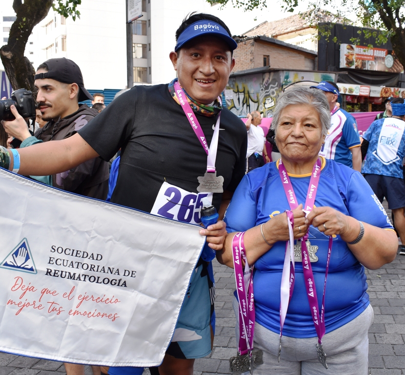 Representante de la Asociación de Reumatólogos junto a Inés, del Centro del Adulto Mayor