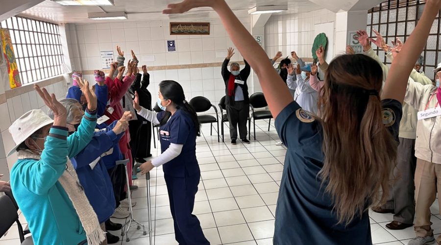 Beneficiarios del Centro del Adulto Mayor de Fundación Tierra Nueva realizando terapia física