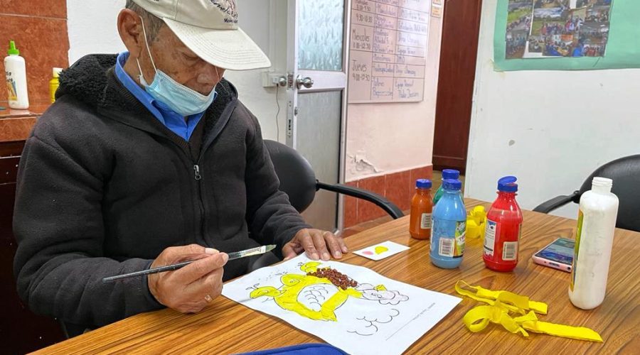 Don Luis, beneficiario del Centro del Adulto Mayor de Fundación Tierra Nueva, pintando en la clase de arte.