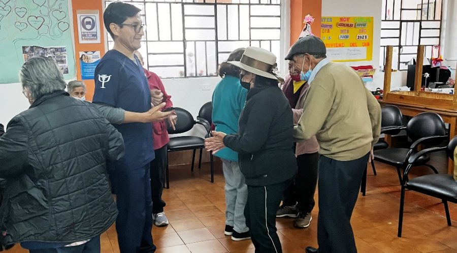 Adultos mayores, del centro de Fundación Tierra Nueva, bailando.