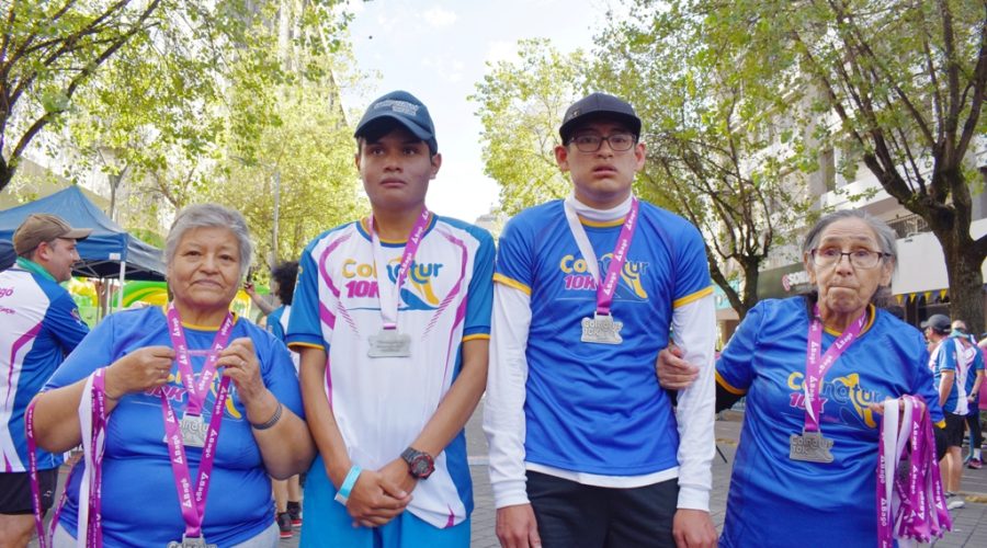 Jóvenes con discapacidad que corrieron por sus abuelitas, beneficiarias del Centro del Adulto Mayor de Fundación Tierra Nueva