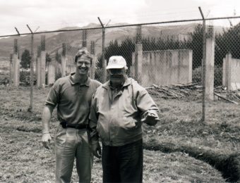 Padre Carollo y Dr. Chuck en la colocación de la primera piedra de la construcción del HPC