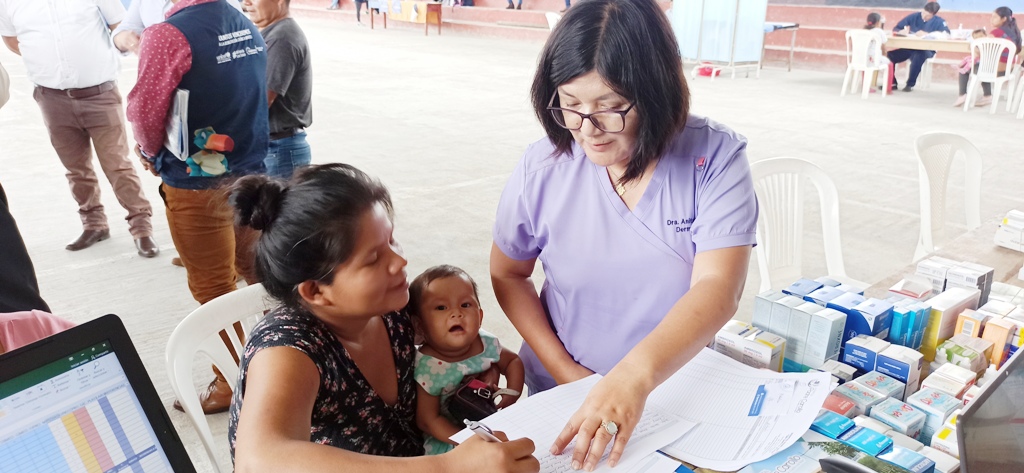 Doctora hace entrega de la medicación a paciente de brigada médica en San Pablo