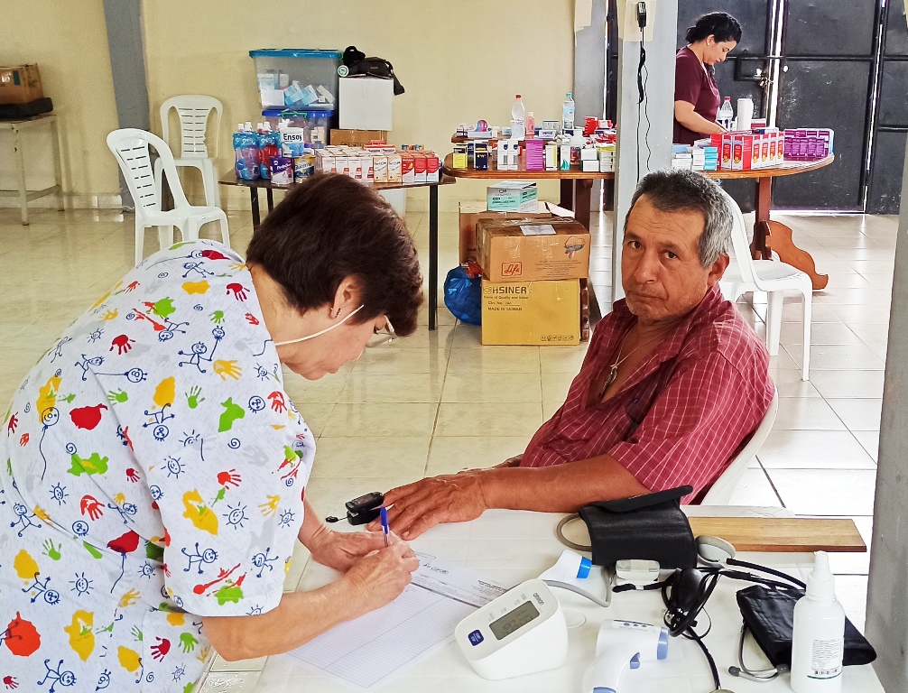 Enfermera de Hospital Padre Carollo abre la historia clínica de paciente de la comunidad Asunción, después de tomar sus signos vitales