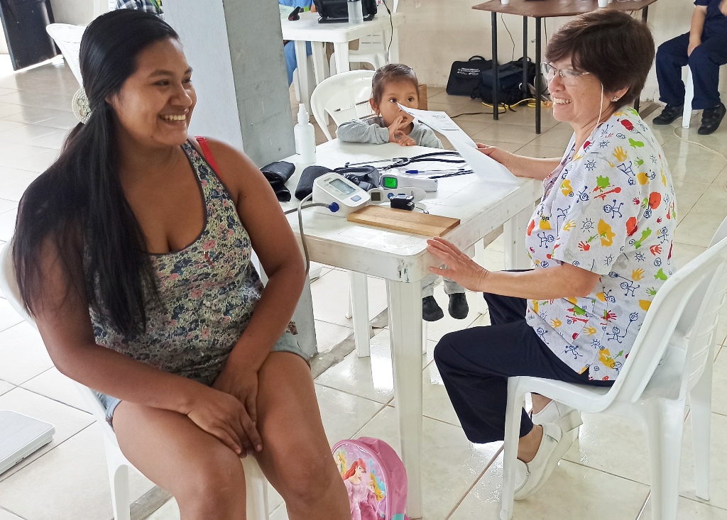 Enfermera de Hospital Padre Carollo prepara a familia para atención médica en la comunidad Asunción