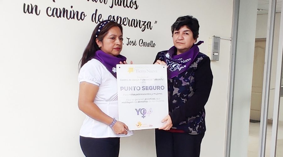 Entrega de placa de Punto Seguro por parte de una sobreviviente de violencia