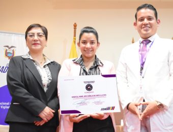 Entrega de acreditación de farmacovigilancia por parte del ARCA y MSP