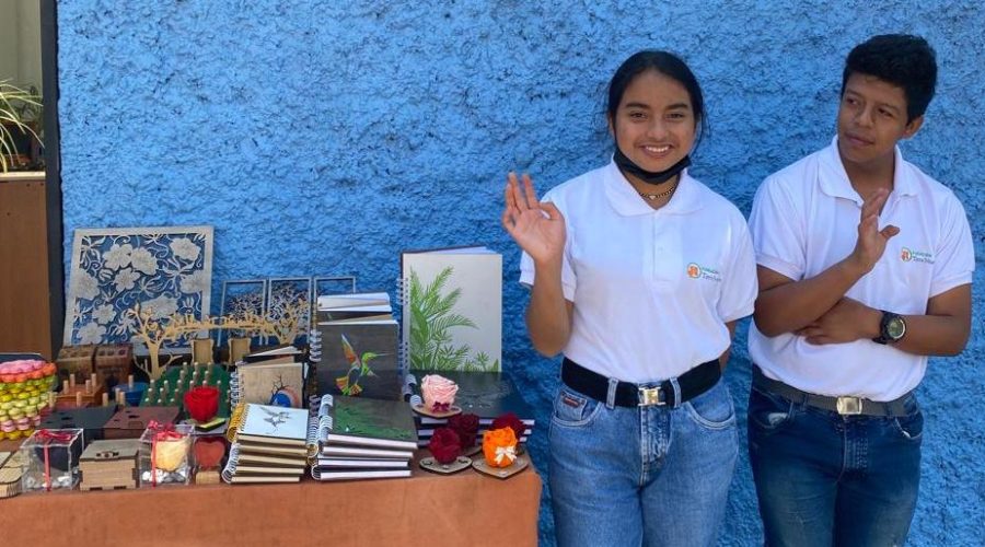 Jóvenes con discapacidad intelectual en una exposición de los productos del taller de carpintería